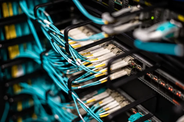 Kabllo rrjeti në patch panel